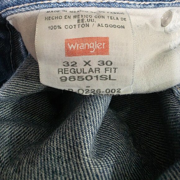 Wrangler Men’s Relaxed Fit Jeans 32x30 Light Blue Denim Classic Straight Leg - Picture 2 of 8